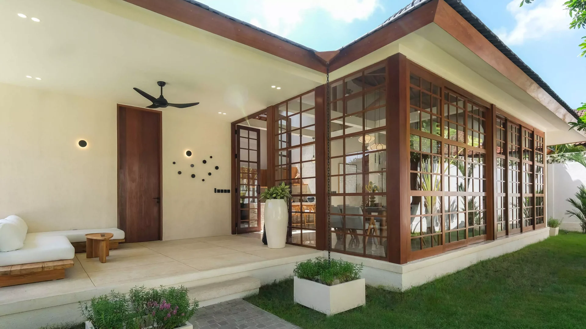 Casa in stil japandi sau wabisabi. O casa realizata in Bali de Studio 2.1 cu texturi naturale, lemn, piatra, culori pamantii si naturale unde vegetatia patrunde in locuinta.
