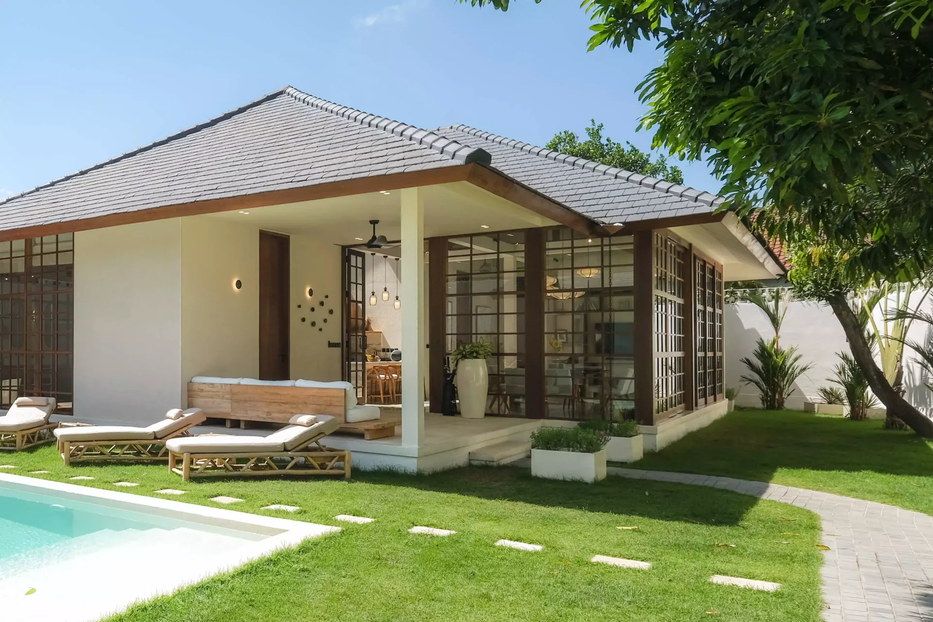 Casa in stil japandi sau wabisabi. O casa realizata in Bali de Studio 2.1 cu texturi naturale, lemn, piatra, culori pamantii si naturale unde vegetatia patrunde in locuinta.