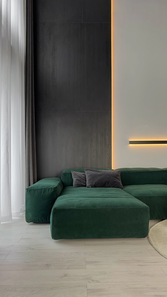 Design interior minimalist elegant monochrom cu un splash de verde. Duplex Belvedere.